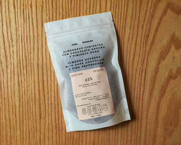 Almendras cubiertas con chocolate oscuro y pimienta rosa